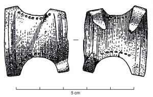 ACE-1007 - Applique de ceinture à griffesbronzeTPQ : -950 - TAQ : -750Applique de ceinture en tôle, constituée d'une plaque rectangulaire à quatre griffes disposées deux par deux sur chaque long côté, bords incurvés entre les griffes, souvent inornée ou à décor simple.