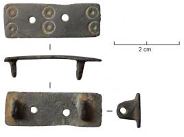 ACE-5008 - Applique de ceinturebronzeApplique rectangulaire plate, deux bélières perforées au revers ; décor de cercles oculés, deux perforations.