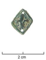 ACE-7037 - Plaque losangée à fleur de lyscuivrePlaque losangée estampée, présentant un motif de fleur de lus en bas relief. Les perforations permettent sa fixation. Une guirlande de points peut avoir été ajoutée sur le pourtour.