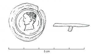 ACG-4016 - Bouton de cingulumbronzeBouton circulaire estampé, comportant une bordure lisse et un léger rebord rabattu, avec au centre un motif figuratif, souvent d'aspect monétiforme : ici, tête à gauche, la tête ceinte d'un bandeau.