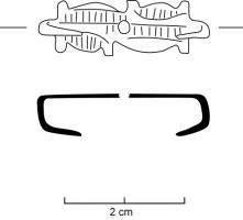 AGR-5002 - Agrafe à double crochet à corps plat découpé ou tripartite, type 1.BbronzeAgrafe à double crochet plate, à contour festonné, ornés. Il existe une variante tripartite avec verrerie. 