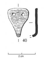 AGR-5040 - Crochet vestimentaire en ferferTPQ : 700 - TAQ : 1100Crochet constitué d'une plaque de forme ogivale, parfois aux côtés sinusoïdaux, perforée de deux ou trois trous (souvent entourés de cercles), et dans le même axe que la perforation, d'une tige formant un crochet effilé. 