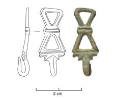 AGR-8008 - AgrafebronzeAgrafe dont le corps forme un nœud, à base de deux triangles opposés par la pointe et séparés par une moulure. L'extrémité moulurée se prolonge par un crochet repliée sur le revers.