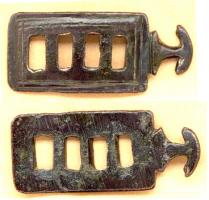 AGR-9001 - Agrafe à échellebronzeBarbacane d'agrafe ( partie femelle du système d'attache réglable d'un vêtement, sans doute un gilet ) composée d'un rectangle à plusieurs fenêtres, dont l'une accueillait l'élément mâle, associé à une agrafe en forme d'ancre qui venait se loger dans une boutonnière.