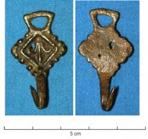 AGR-9005 - Crochet losangique ajourébronzeCrochet comportant une plaque losangique, généralement ornée d'un motif encadré (fleur de lis…), accostée d'une bélière rectangulaire, et prolongée à l'opposé par une longue tige recourbée en crochet.