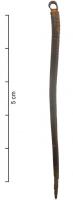 AIG-3002 - Aiguille à coudrebronzeAiguille de section circulaire, ornée d'incisions; le chas est formé par un anneau distinct du corps.