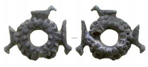 AML-3035 - Rouelle bouletéebronzeRouelle constituée d'un anneau couvert à l'extérieur de forts globules, avec trois figurines de volatiles posées sur le bord externe ; à l'intérieur, parfois trois rayons rejoignant un anneau lisse.