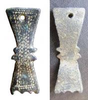AML-5005 - AmulettebronzePlaque dont la forme générale ressemble à une croix latine, à branches pattées, dont les deux branches transversales auraient été raccourcies. Sommet percé pour la suspension.