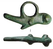 AMP-4039 - Amulette phalliquebronzeAmulette phallique composée d'un phallus avec un autre plus petit dessous; à l'extrémité opposée, testicules ou main schématique faisant le geste de la figue.