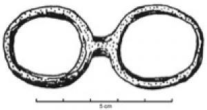 ANO-1009 - Anneau doublebronzeDeux anneaux accolés ou reliés par une languette courte, lisse ou moulurée