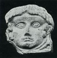 ANT-4007 - Antéfixe : tête masculineterre cuiteAntéfixe moulée, ornée en façade d'une tête masculine, sans palmette autour.