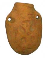 APL-5002 - Ampouleterre cuiteAmpoule moulée, de forme circulaire ou ovoïde, avec deux petites anses de suspension ; décor moulé à sujet non figuratif : croix latine ou motif rayonnant.