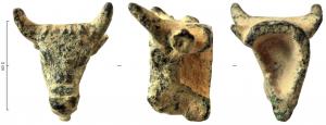 APM-4011 - Applique : tête de taureaubronzeTPQ : 1 - TAQ : 300Applique ou clou décoratif figurant une tête de taureau cornue, creuse au revers.