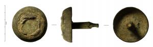 APM-9025 - Poignée de tiroirbronzeApplique circulaire légèrement bombée, présentant des traces de décoration ajouter par brasage (?) ; revers en creux avec rivet de fixation centré, assez long avec un rétrécissement à son extrémité. 