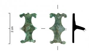 APP-4014 - Applique losangique à volutesbronzeApplique à double peltes adossées et sécantes formant un motif losangique terminé par des volutes, doté d'une tige de fixation au revers.