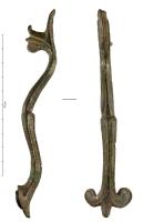 ASK-3002 - AskosbronzeTPQ : -350 - TAQ : -300Askos pourvu d'une anse sinusoïdale, fond annulaire et bec déporté, en fer à cheval avec deux plis encadrant l'attache supérieure de l'anse.