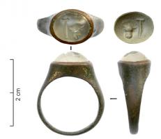 BAG-3017 - Bague à intaillebronze, pierreTPQ : -120 - TAQ : -30Bague à jonc mince et lisse, chaton ovale élevé et élargi, portant une intaille souvent bombée.