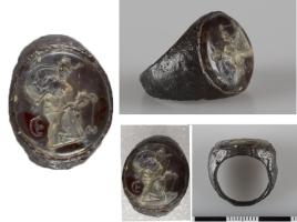 BAG-3042 - Bague à chaton et intailleferBague composée d'un anneau circulaire fermé, de section plano-convexe, s'élargissant vers le sommet pour former un chaton ovale destiné à recevoir une intaille.