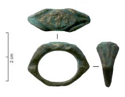 BAG-4095 - Bague à épaulementsbronzeTPQ : 200 - TAQ : 300Bague à chaton ovale, lisse ou gravé d'un motif en creux de type figuratif (motifs divers) ; épaulements triangulaires lisses.