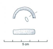BAG-4252 - Anneau simpleverreSimple anneau fermé lisse, de section variable, dont le diamètre maximal est de l'ordre de 30 mm.