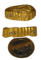 BAG-5024 - Bague inscriteorJonc cylindrique, marqué d'une succession régulière de cannelures transversales, dans lesquelles prennent place les lettres d'une inscription niellée.