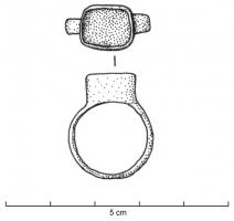 BAG-5028 - Bague à cabochonbronzeBague à jonc plat, haut cabochon quadrangulaire servant à enchasser une piere, intaille ou verroterie.