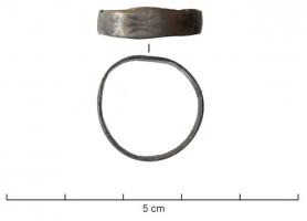 BAG-5029 - BagueargentBague à jonc rubanné, mince et lisse ; chaton à peine élargi et aplati, pouvant comporter quelques traits incisés (possible préparation pour un chaton serti rapporté).