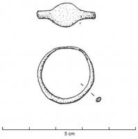 BAG-5042 - BaguebronzeBague à jonc fin s'élargissant pour former un chaton ovale plat, qui accueillait très probablement un cabochon rapporté.