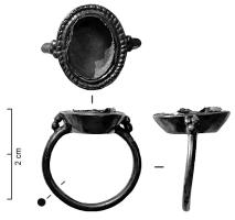 BAG-5086 - Bague à intailleargentBague à cabochon fermé, recevant une intaille (souvent inscrite, caractères coufiques), épaulé sur les côtés de groupes de granulations ; jonc mince de section plate ou ronde.