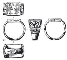 BAG-5097 - Bague à large chaton gravéorBague à jonc plat s'élargissant pour soutenir un large chaton rectangulaire, gravé en creux ; inscriptions sur les côtés et décor gravé également sur les épaules.