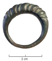 BAG-6010 - Bague VikingbronzeAnneau ouvert et extrémités réglables, à jonc renflé incisé en oblique pour imiter un faisceau de fils torsadés.