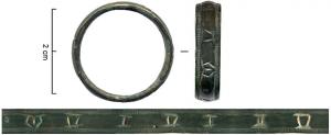 BAG-7012 - Bague à inscription circulairebronzeAnneau de section lenticulaire ; chaque bord est finement guilloché et le centre du jonc, bombé, porte une inscription de plusieurs signes assez régulièrement espacés.