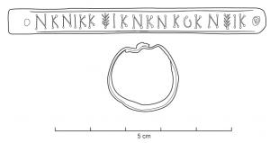 BAG-7037 - Bague rivetéebronzeBague formée d'une bande de tôle de bronze, rivetée sous l'anneau ; le chaton n'est pas individualisé, et le décor incisé, parfois inscrit dans un cartouche (lettres, monogramme, ou encore un animal), se prolonge de part et d'autre du chaton...  Exemplaires portant une inscription ou une pseudo-inscription.