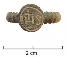 BAG-8006 - Bague IHS, type Mercier S.1.1bronzeTPQ : 1600 - TAQ : 1700Bague moulée, avec un chaton perpendiculaire à l'axe de l'anneau portant la marque IHS gravée  (H surmonté d'une croix) dans un filet. Le jonc est marqué de fortes moulures autour du chaton.