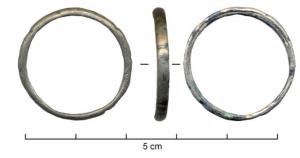 BAG-9007 - BaguebronzeSimple anneau au profil plat, adouci, dont le pourtour est orné d'encoches très espacées.