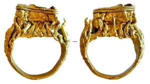 BAG-9008 - Bague à cabochonorBague creuse, le jonc entièrement orné, y compris sous l'anneau où est placé un motif en forme de fleurs ; un gros cabochon autrefois serti d'une pierre est encadré de fils d'or en arceaux.