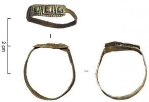BAG-9020 - BaguebronzeBague à jonc rubanné soudé sous un chaton rectangulaire orné par estampage; le jonc peut également être marqué d'un motif estampé.