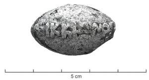 BAL-3123 - Balle de fronde : MIKKIΩNOΣplombBalle de fronde  coulée; sur une face, inscription en relief : MIKKIΩNOΣ.