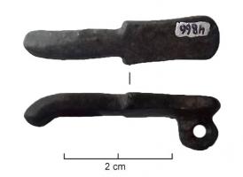 BCC-5052 - Ardillon de plaque-bouclebronzeArdillon de plaque-boucle, de forme allongée à bords parallèles avec une tête arrondie (variante étroite des ardillons scutiformes).