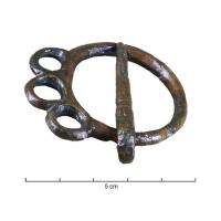 BCC-6001 - Boucle de ceinturebronzeTPQ : 1200 - TAQ : 1300Boucle circulaire de section ronde, équipée d'un ardillon et décorée de trois petits anneaux accolés