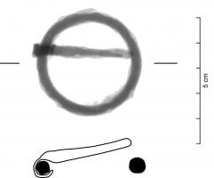 BCC-7003 - Boucle circulaire en ferferTPQ : 1175 - TAQ : 1400Boucle circulaire à sections circulaires, d'un diamètre compris entre 3 et 6 cm.  La surface peut être étamée.
var. 1 : section régulière
var. 2 : segment distal plus large que le segment proximal