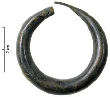 BCO-2001 - Boucle d'oreillebronzeTPQ : -750 - TAQ : -450Boucle d'oreille circulaire formée d'un tube creux, avec une extrémité effilée pour traverser le lobe de l'oreille ; l'autre extrémité est légèrement amincie.
