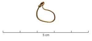 BCO-4018 - Boucle d'oreilleorTPQ : 50 - TAQ : 400Boucle d'oreille filiforme, constituée d'un anneau légèrement renflé dont les extrémités amincies s'enroulent autour du jonc pour former une boucle et une ligature.