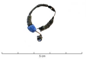 BCO-4022 - Boucle d'oreillebronze, verreTPQ : 300 - TAQ : 500Simple fil recourbé (fermeture en crochet) sur lequel sont enfilées une ou plusieurs perles, généralement en verre.