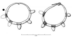 BCO-4025 - Boucle d'oreilleargentTPQ : 250 - TAQ : 275Boucle constituée d'un fil aminci aux extrémités pour former deux crochets; le fil, épais, forme un large anneau sur lequel ont été soudées, à des emplacements régulièrement espacés et marqués par des incsions transversales, cinq protubérances en forme de bulbes allongés, ou formées de plusieurs globules soudés.