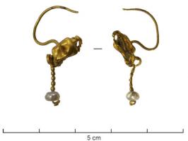 BCO-4026 - Boucle d'oreilleor, pierreTPQ : 50 - TAQ : 150Bouche constitué d'un cabochon rectangulaire, ou d'une barrette rectiligne avec un disque central, d'où pendent deux perles ou pierres suspendues à des fis d'or, lisses ou perlés; boucle en crochet pour la fixation sur le lobe de l'oreille.