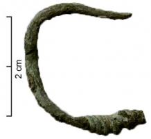BCO-4031 - Boucle d'oreille filiformebronzeBoucle d'oreille filiforme, constituée d'un anneau légèrement renflé dont les extrémités amincies s'enroulent autour du jonc pour former une boucle et une ligature.