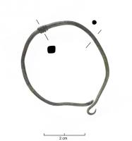 BCO-6001 - Boucle d'oreille à motif moulurécuivreTige de section circulaire avec motif mouluré à quatre anneaux de section carrée. Le fermoir est composé de deux crochets. Le diamètre de 40 mm maximum nous incite à le classer dans les boucles d'oreille et non dans les bracelets.