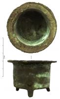 BEN-5002 - Encensoir cylindriquebronzeEncensoir posé sur trois pieds courts, corps cylindrique orné de filets parallèles superposés, bord horizontal formant un marli.