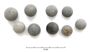 BIL-9001 - Bille en pierre tournéepierreTPQ : 1700 - TAQ : 1900Bille en calcaire fin gris-beige, façonnée au tour à pierre et donc, très régulière; diamètre de 10 à 50 mm environ.
